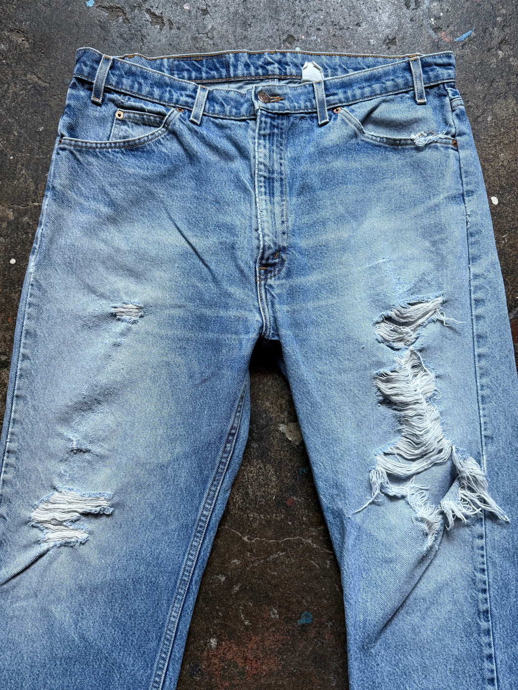 Vintage Levi’s 505 distressed jeans | measures 37