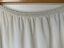 Vintage White Tiered Lace
Petticoat Slip Skirt|M