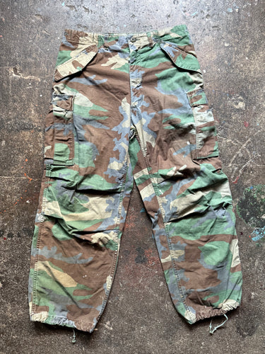 80’s US Army Woodland camo cargo trousers | tag size Medium