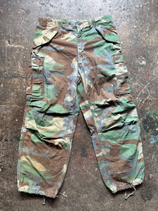 80’s US Army Woodland camo cargo trousers | tag size Medium